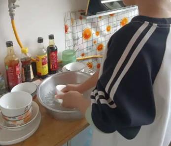 东明帮妈妈做家务的收获有哪些？